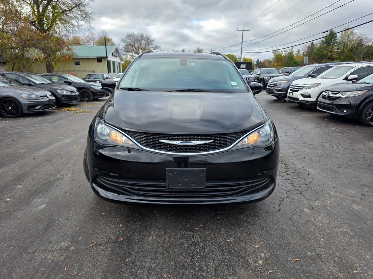 2017 Chrysler Pacifica LX Photo