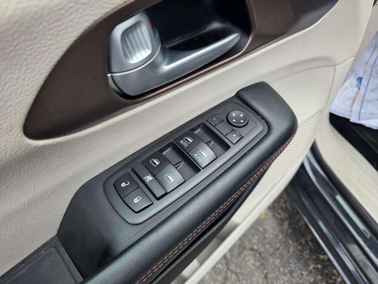 2017 Chrysler Pacifica LX Photo