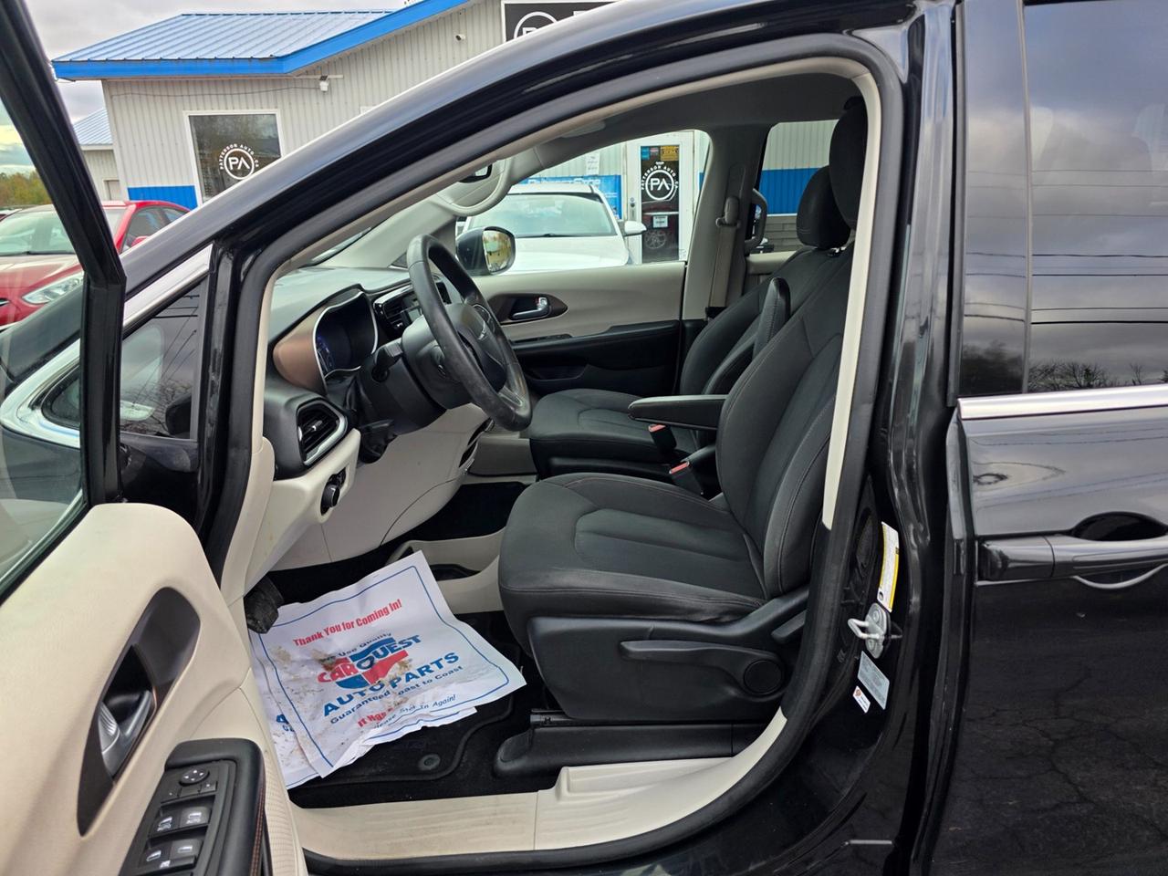 2017 Chrysler Pacifica LX Photo
