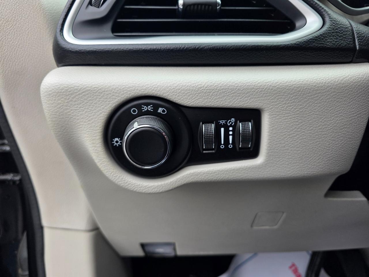 2017 Chrysler Pacifica LX Photo