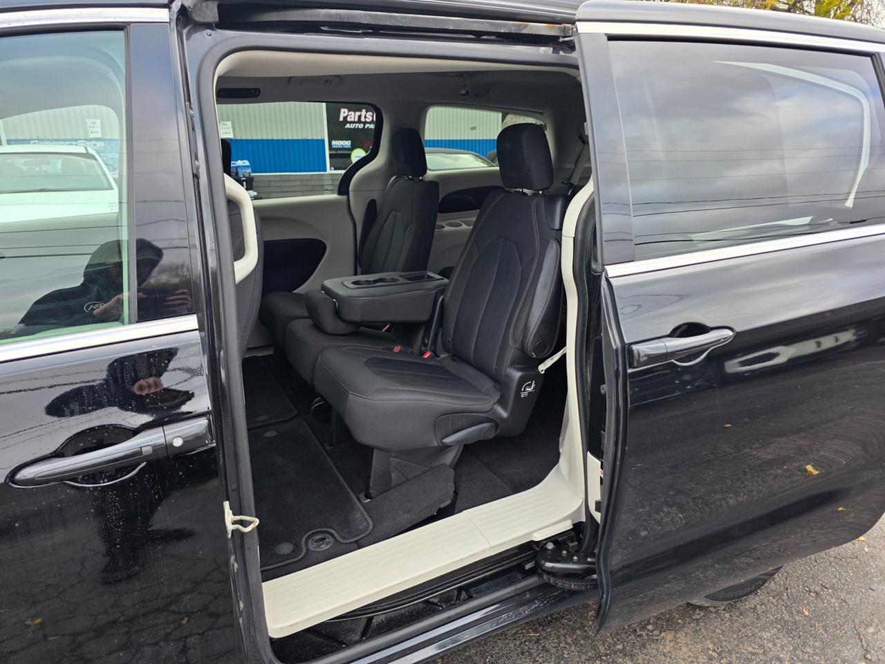 2017 Chrysler Pacifica LX Photo