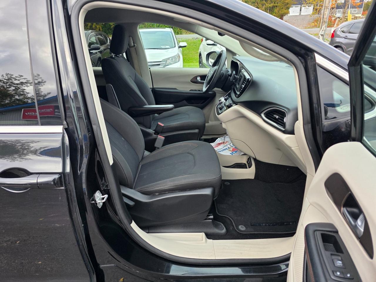 2017 Chrysler Pacifica LX Photo