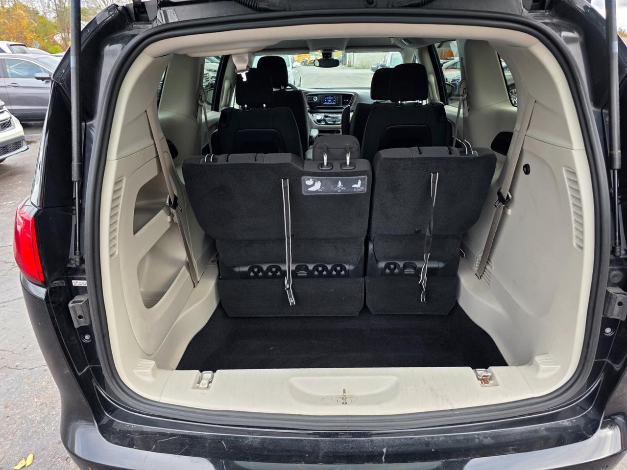 2017 Chrysler Pacifica LX Photo