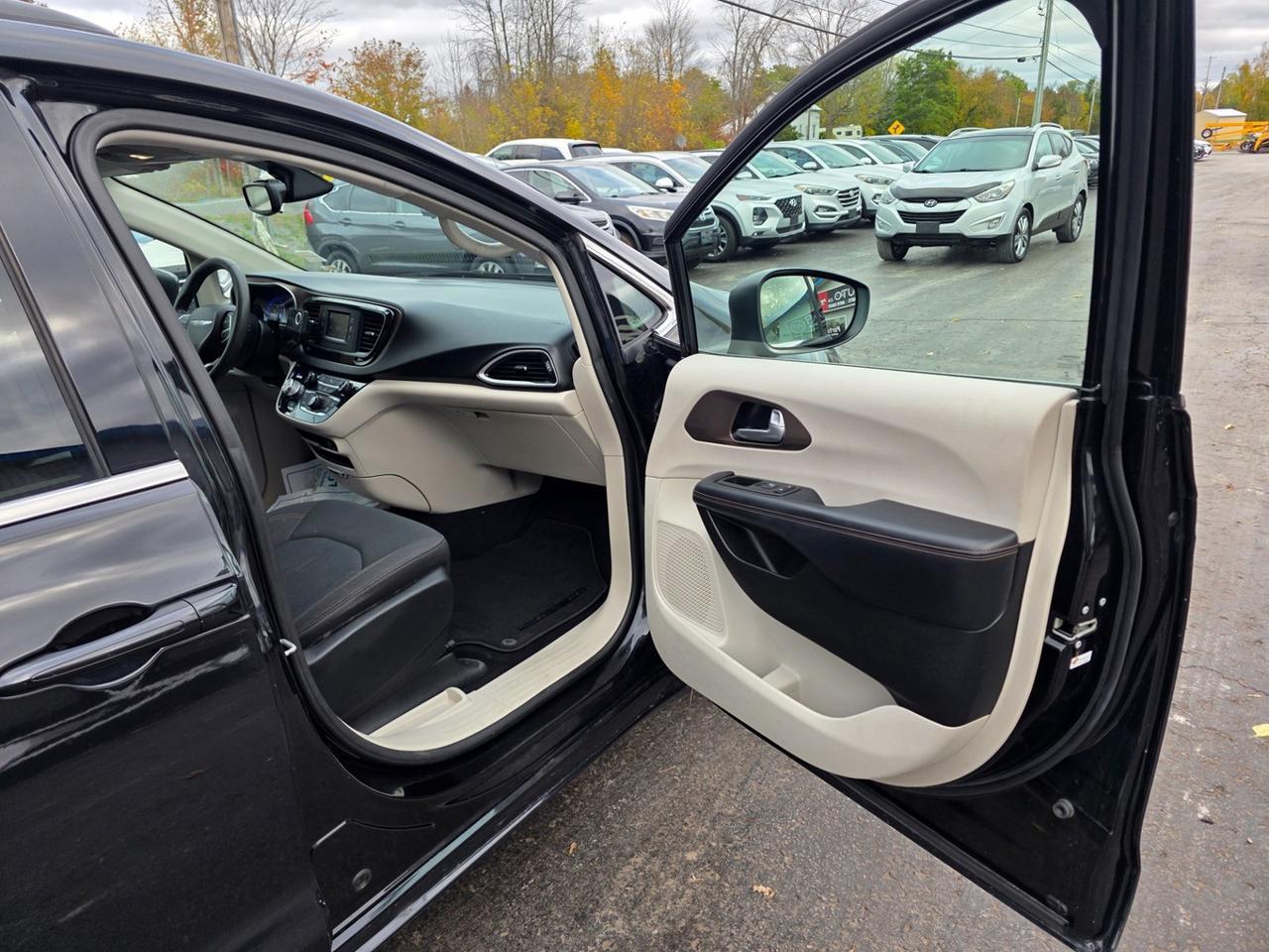 2017 Chrysler Pacifica LX Photo