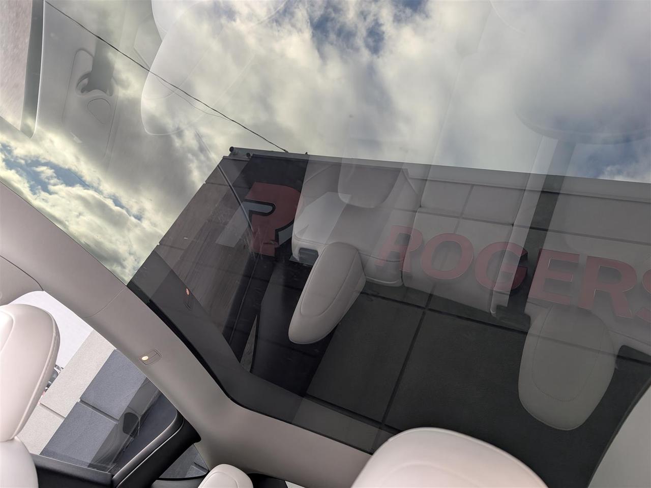 2022 Tesla Model Y LONG RANGE AWD - WHITE INTERIOR - DUAL MOTOR Photo