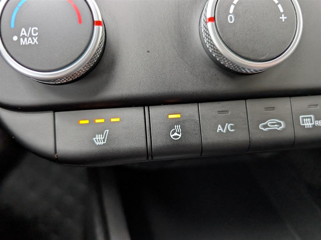 2022 Hyundai Elantra ESSENTIAL - HTD SEATS - REVERSE CAM - CARPLAY Photo
