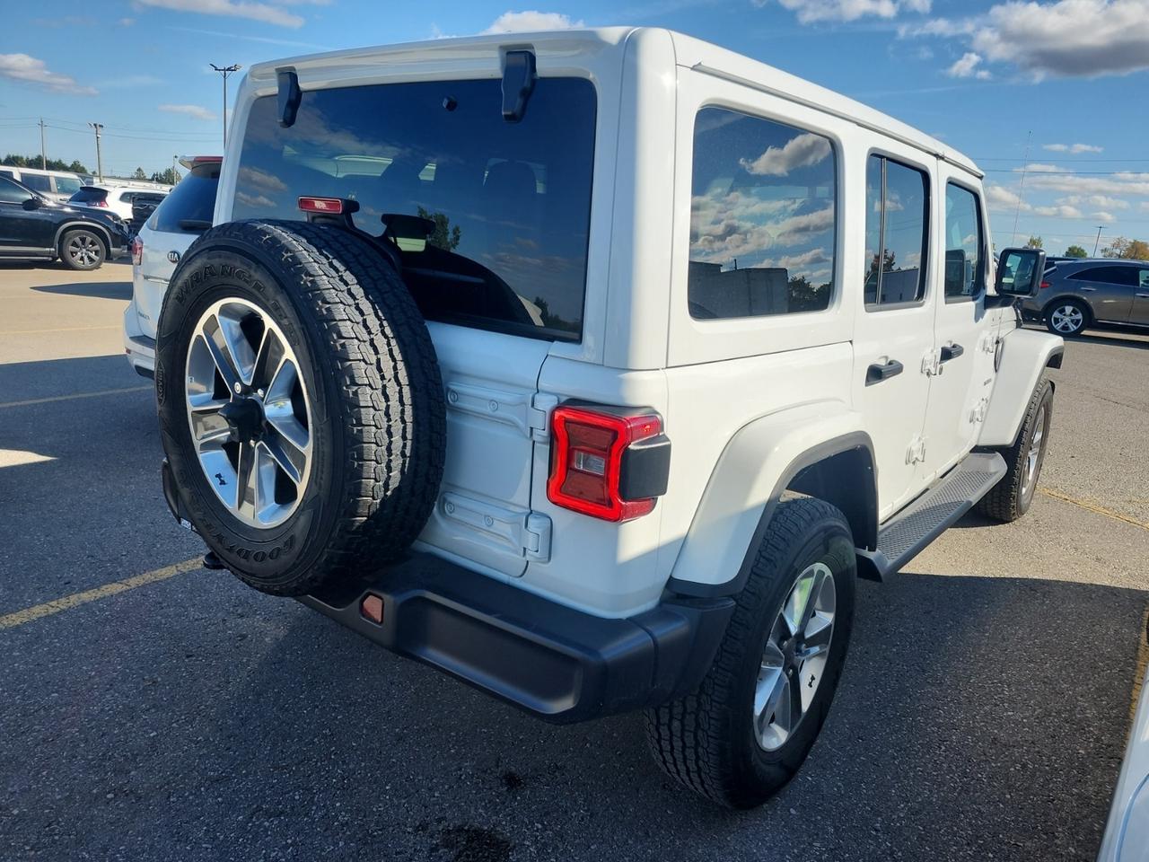 2022 Jeep Wrangler SAHARA 4X4 | LEATHER | NO ACCIDENTS | COLD + LED PKG Photo