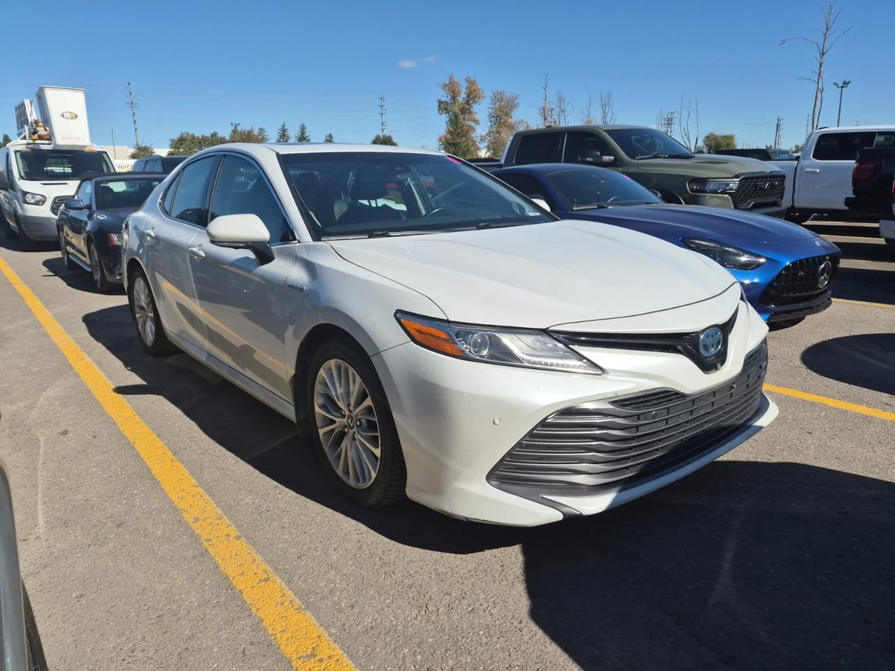 2018 Toyota Camry HYBRID XLE HYBRID | TOYOTA SERVICED | LEATHER | SUNROOF | BLIND SPOT Photo
