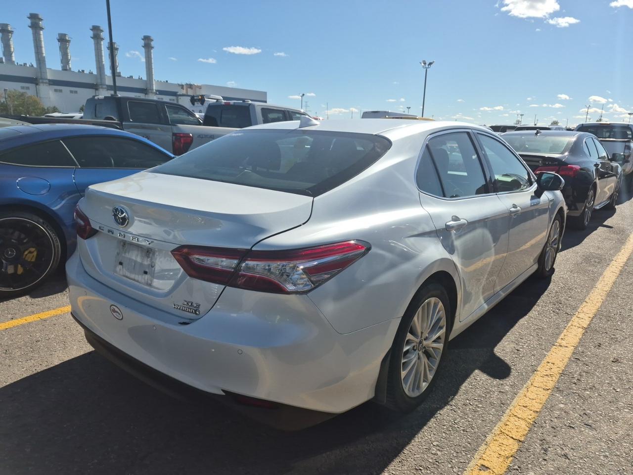 2018 Toyota Camry HYBRID XLE HYBRID | TOYOTA SERVICED | LEATHER | SUNROOF | BLIND SPOT Photo3