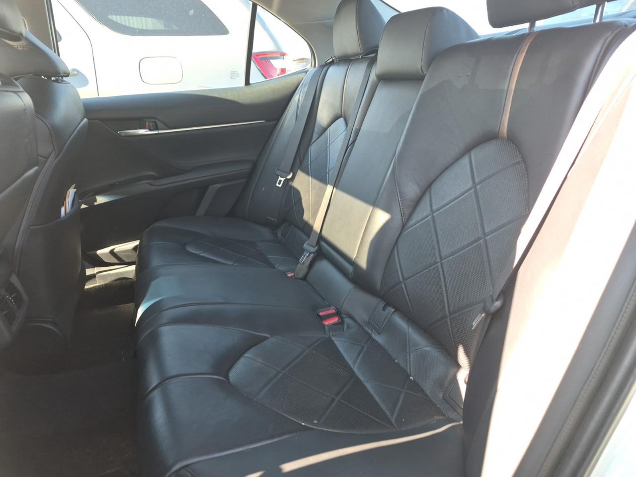 2018 Toyota Camry HYBRID XLE HYBRID | TOYOTA SERVICED | LEATHER | SUNROOF | BLIND SPOT Photo