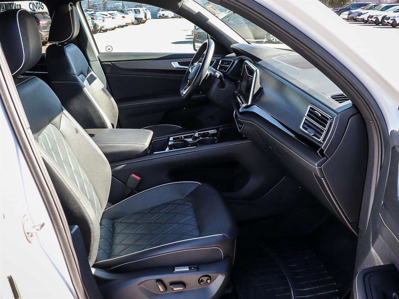 2025 Volkswagen Atlas Cross Sport Execline Photo