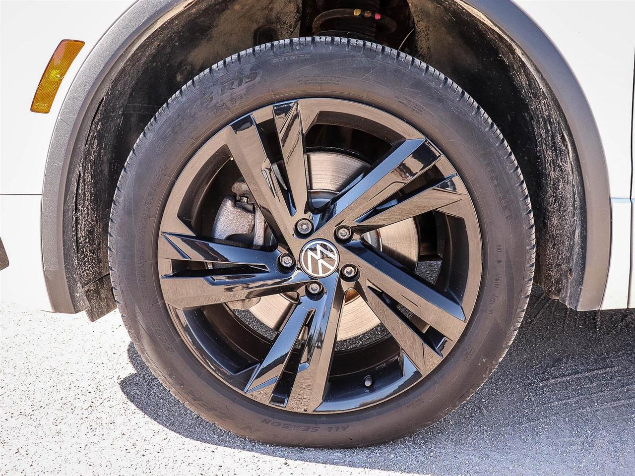 2024 Volkswagen Tiguan Comfortline R-Line Black Edition Photo