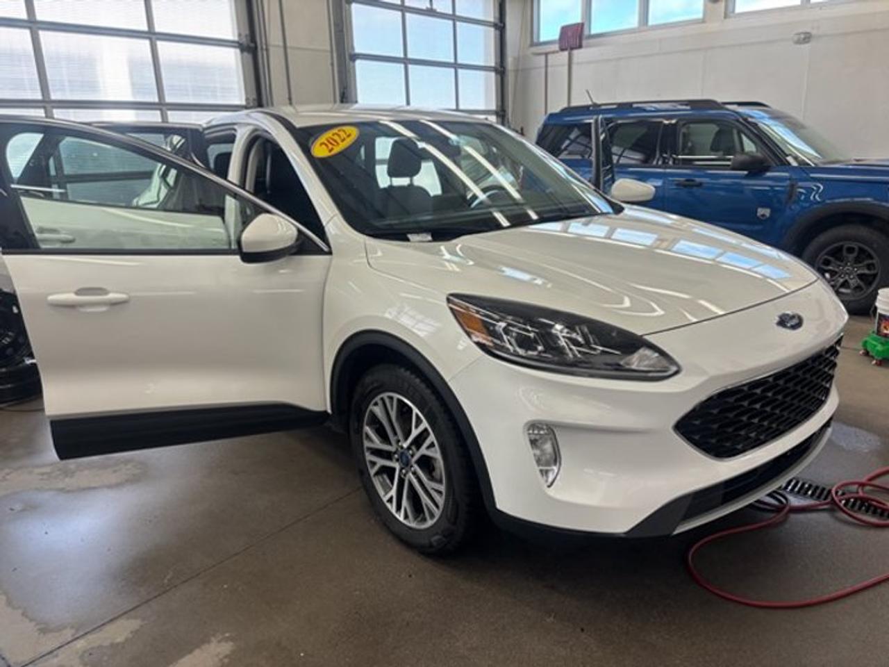2022 Ford Escape SEL Hybrid AWD | Leather | Heated Wheel + Seats | Power Liftgate | Rear Camera | and More ! Photo