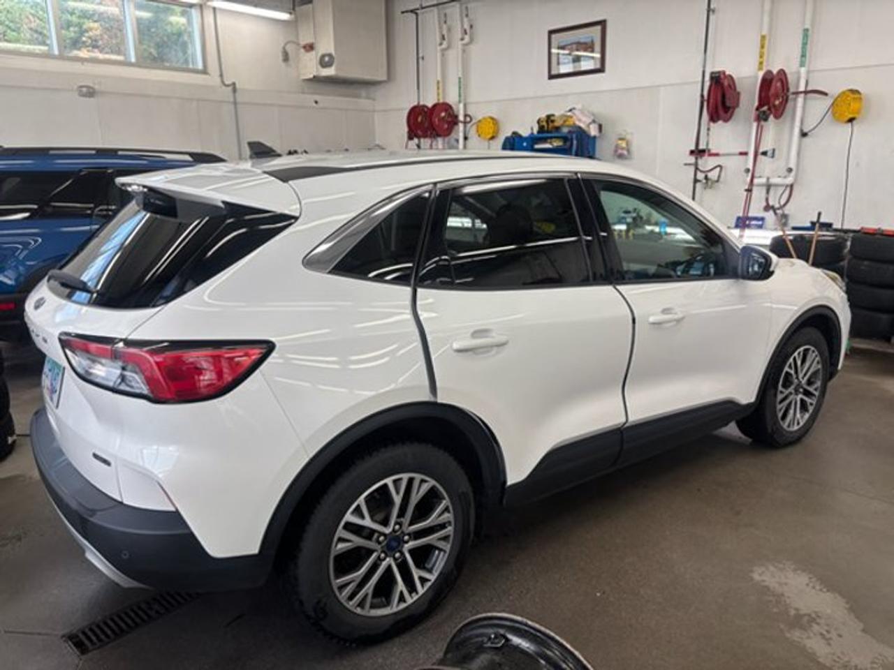 2022 Ford Escape SEL Hybrid AWD | Leather | Heated Wheel + Seats | Power Liftgate | Rear Camera | and More ! Photo