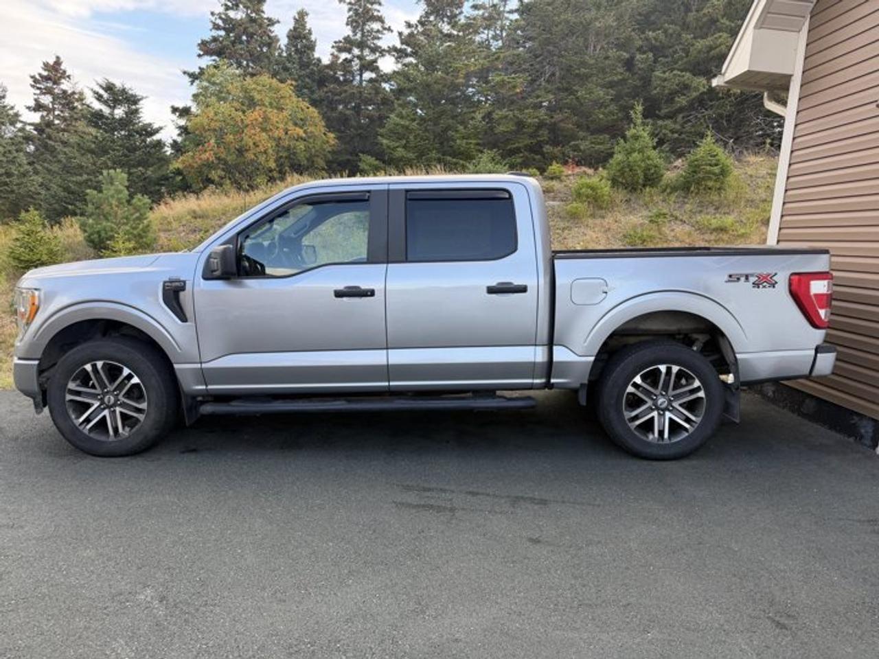 2021 Ford F-150 XL Crew 4X4 | STX Pkg | Bucket Seats | Rear Camera | Trailer Hitch | Cruise | and More ! Photo