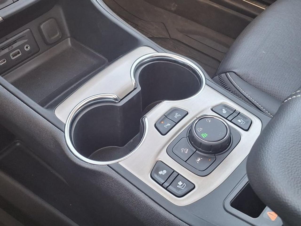 2024 GMC Terrain Denali AWD | Leather | Pano Roof | Heated Seats + Steering | Bose Audio | Remote Start | and More ! Photo