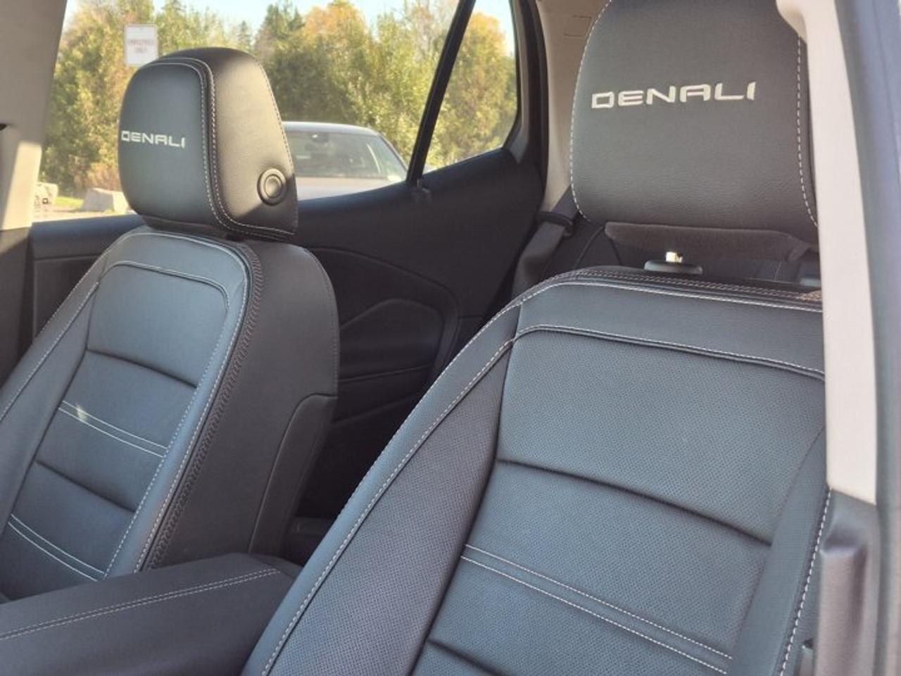 2024 GMC Terrain Denali AWD | Leather | Pano Roof | Heated Seats + Steering | Bose Audio | Remote Start | and More ! Photo