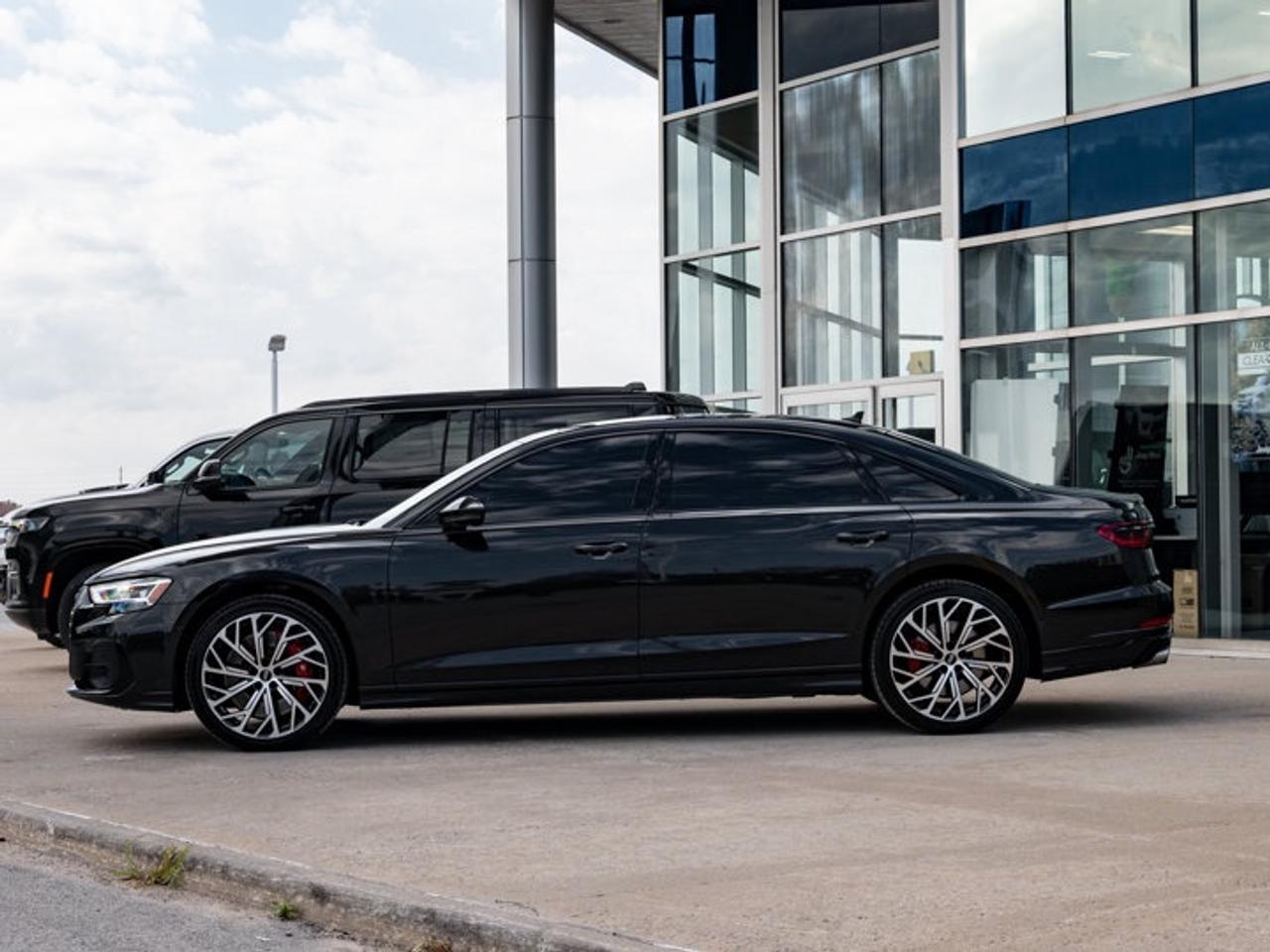 2022 Audi S8 L Photo