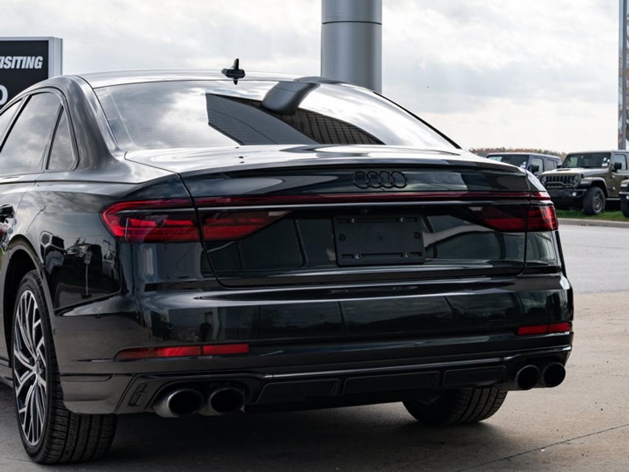 2022 Audi S8 L Photo