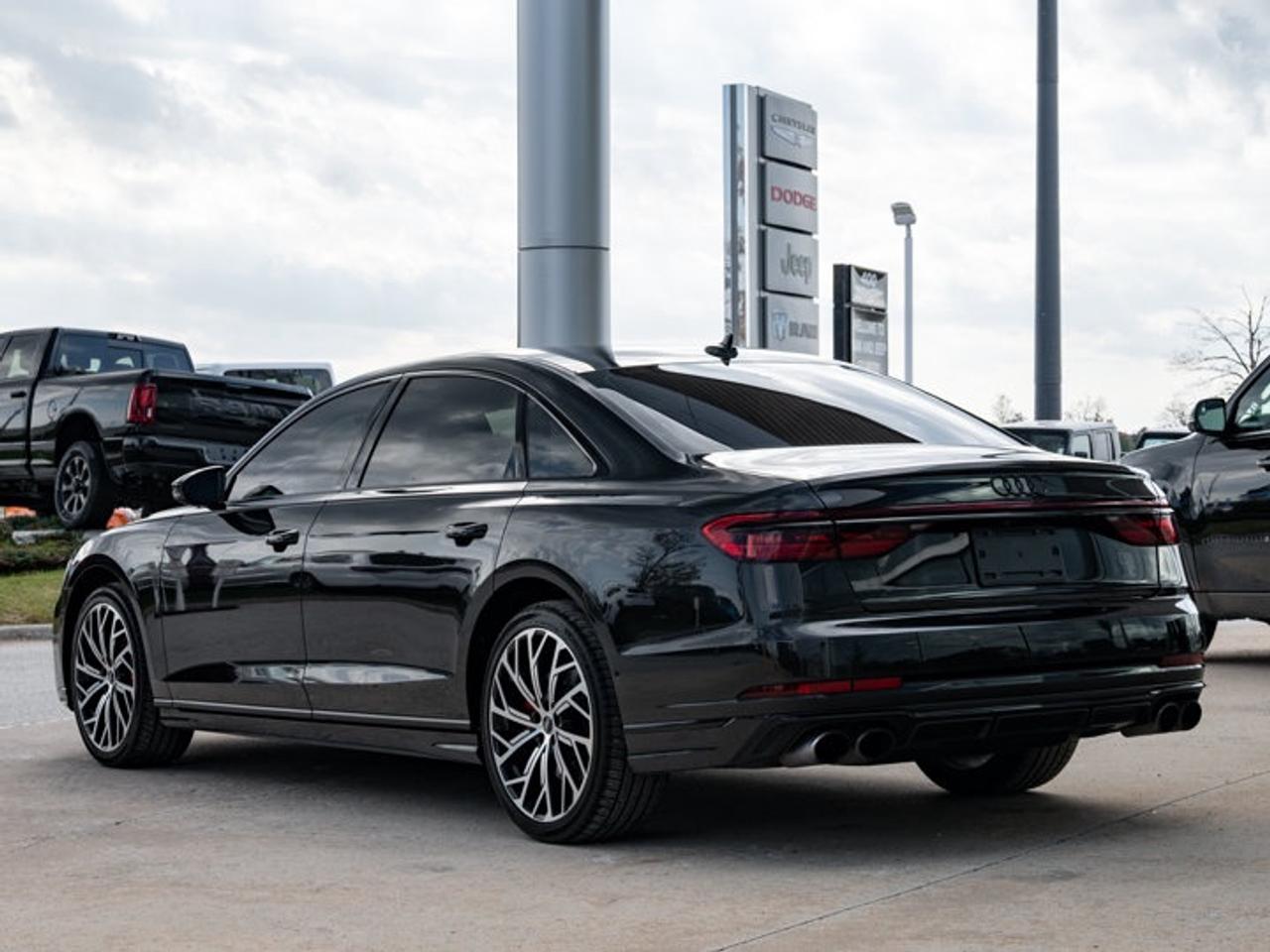 2022 Audi S8 L Photo