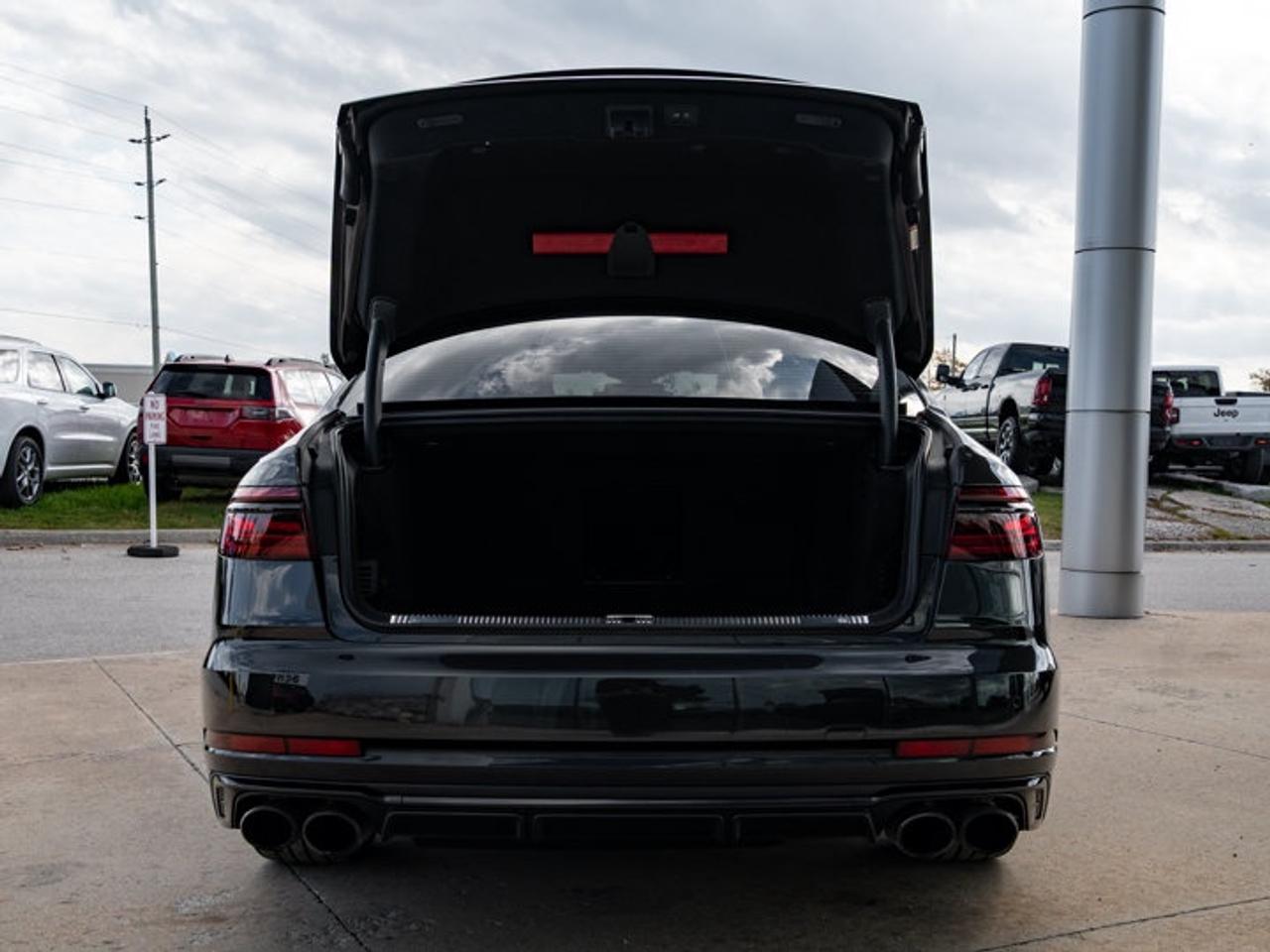 2022 Audi S8 L Photo