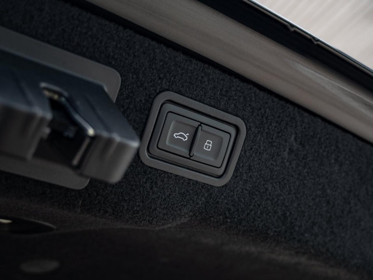 2022 Audi S8 L Photo