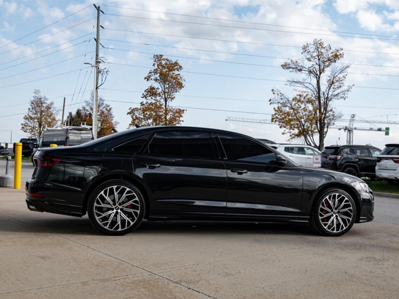 2022 Audi S8 L Photo