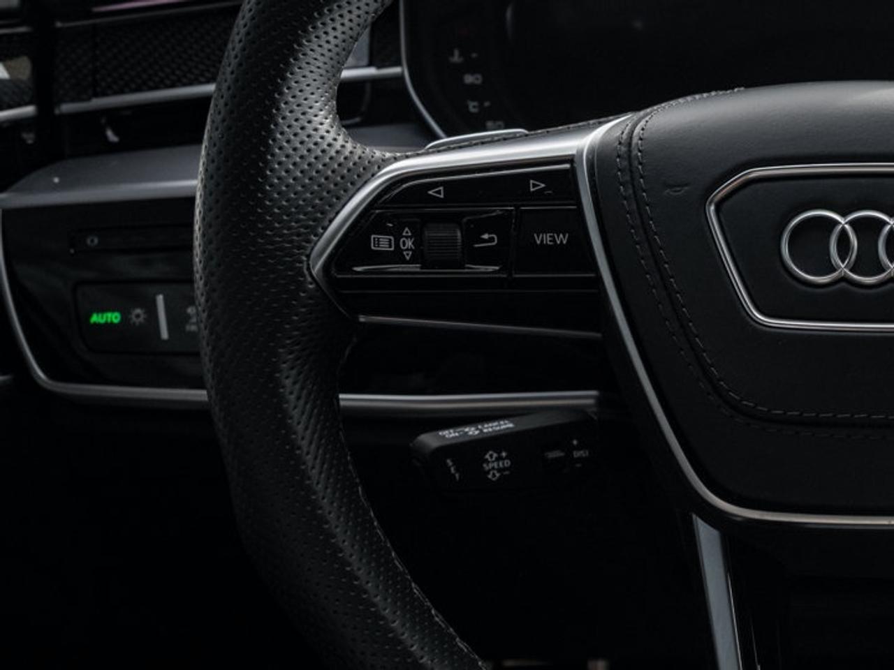 2022 Audi S8 L Photo