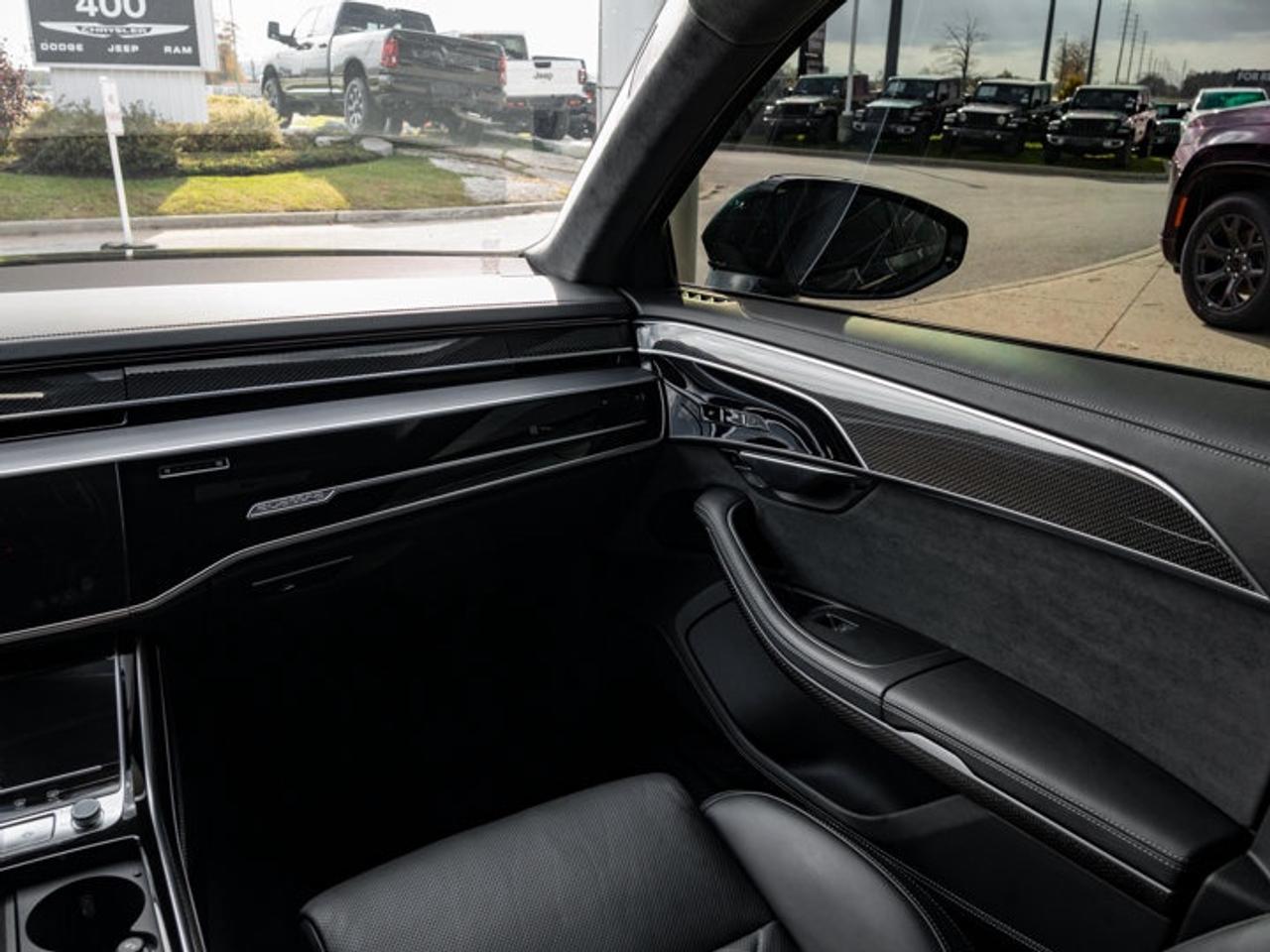 2022 Audi S8 L Photo