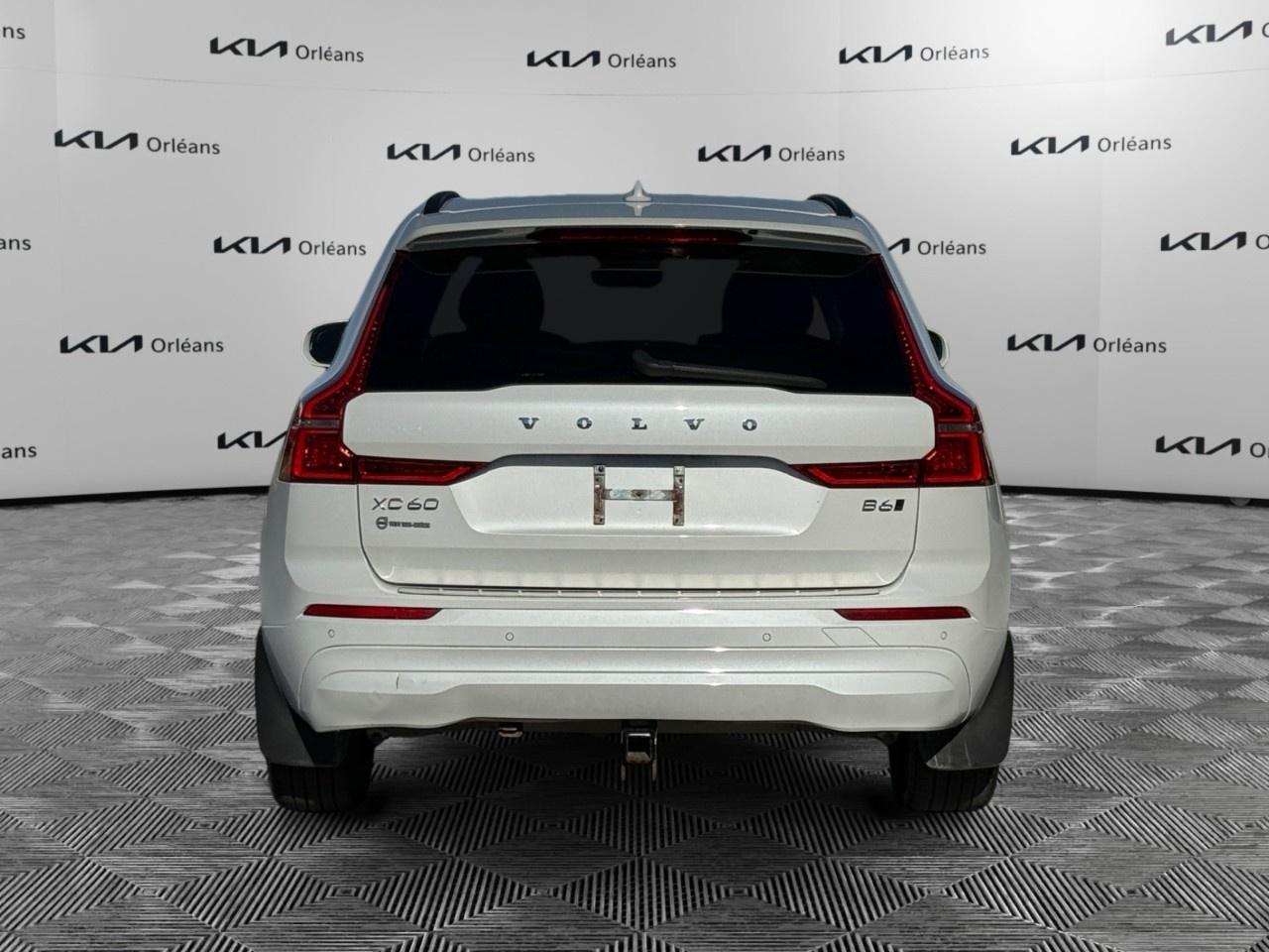 2022 Volvo XC60 B6 AWD Momentum Photo3