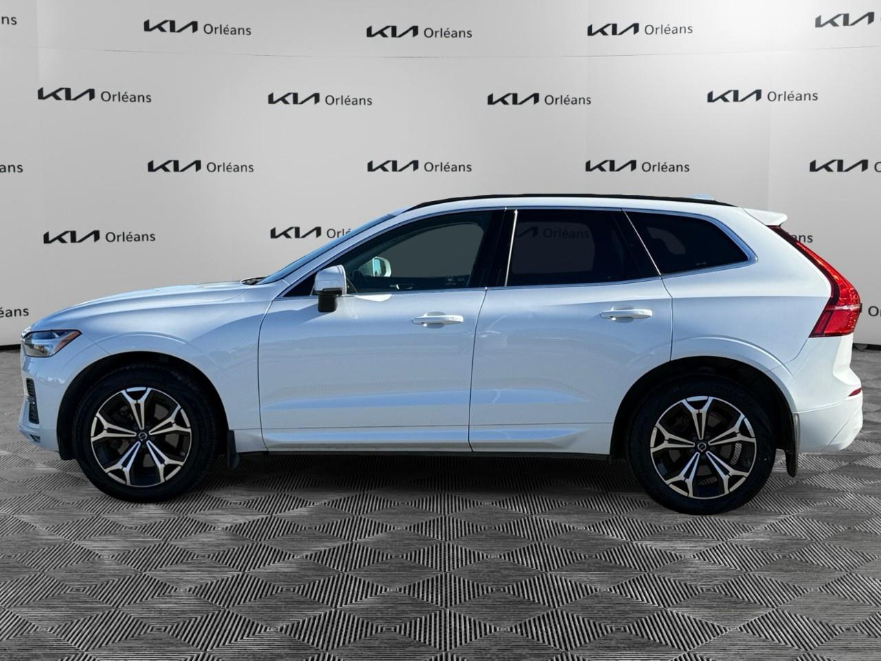 2022 Volvo XC60 B6 AWD Momentum Photo1