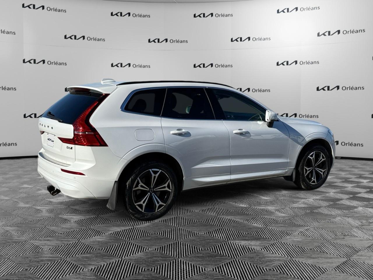 2022 Volvo XC60 B6 AWD Momentum Photo