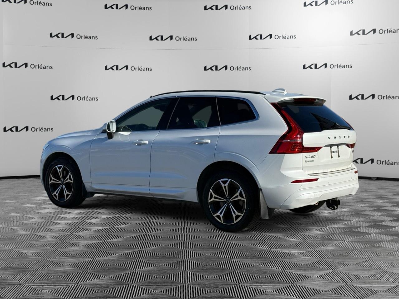 2022 Volvo XC60 B6 AWD Momentum Photo2