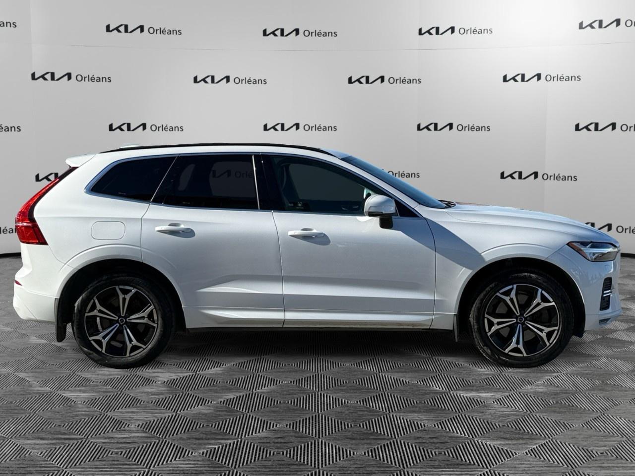 2022 Volvo XC60 B6 AWD Momentum Photo