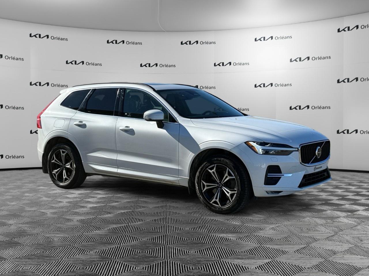 2022 Volvo XC60 B6 AWD Momentum Photo