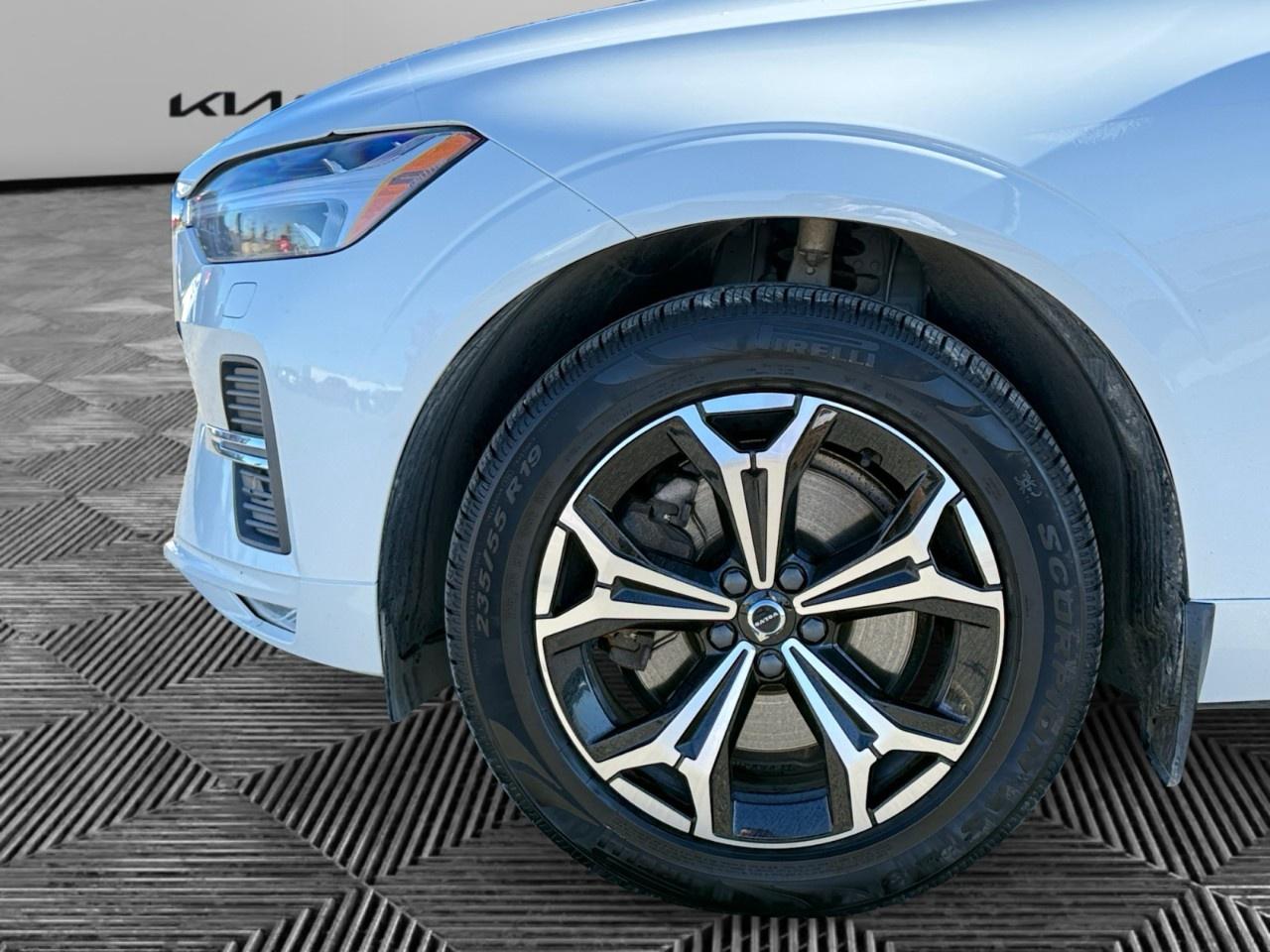 2022 Volvo XC60 B6 AWD Momentum Photo
