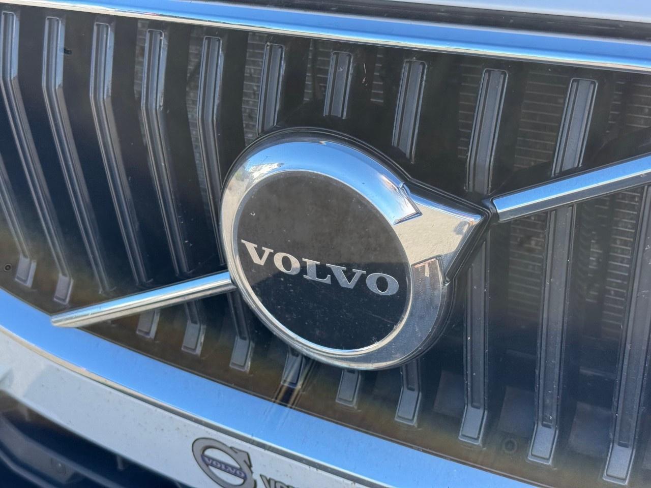 2022 Volvo XC60 B6 AWD Momentum Photo