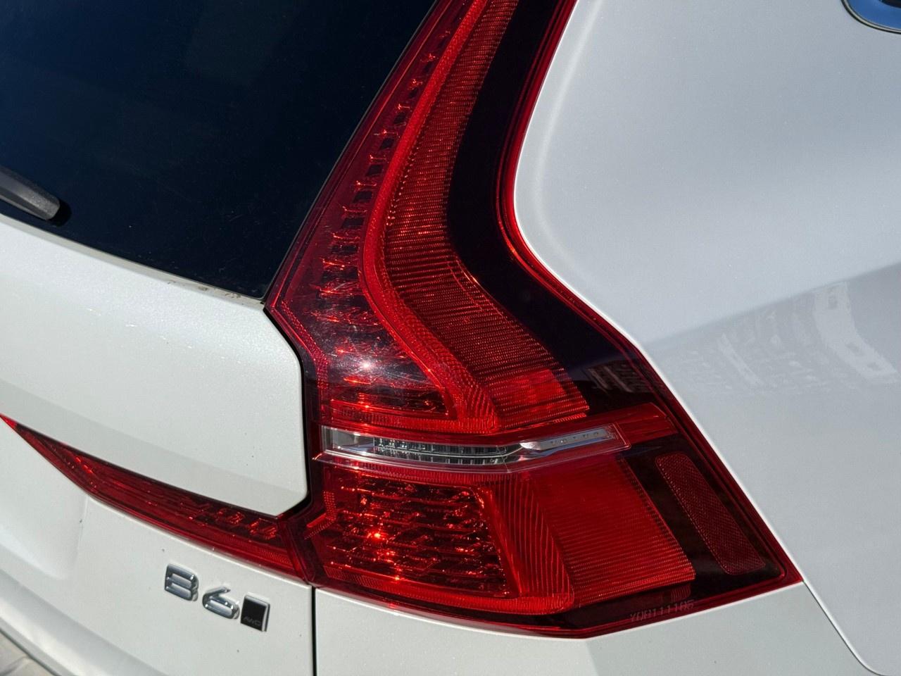 2022 Volvo XC60 B6 AWD Momentum Photo