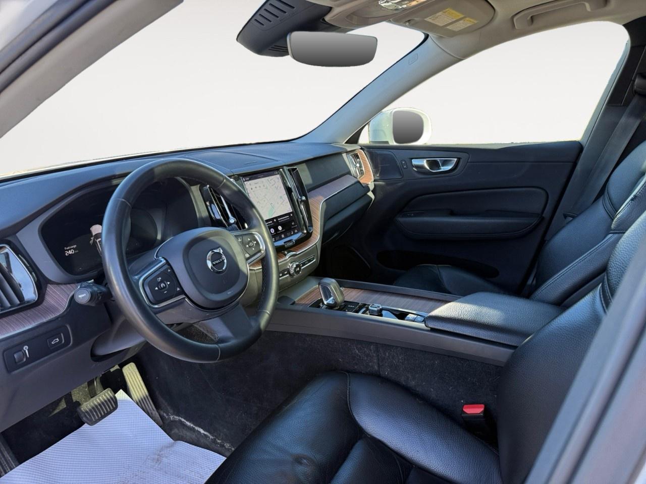 2022 Volvo XC60 B6 AWD Momentum Photo