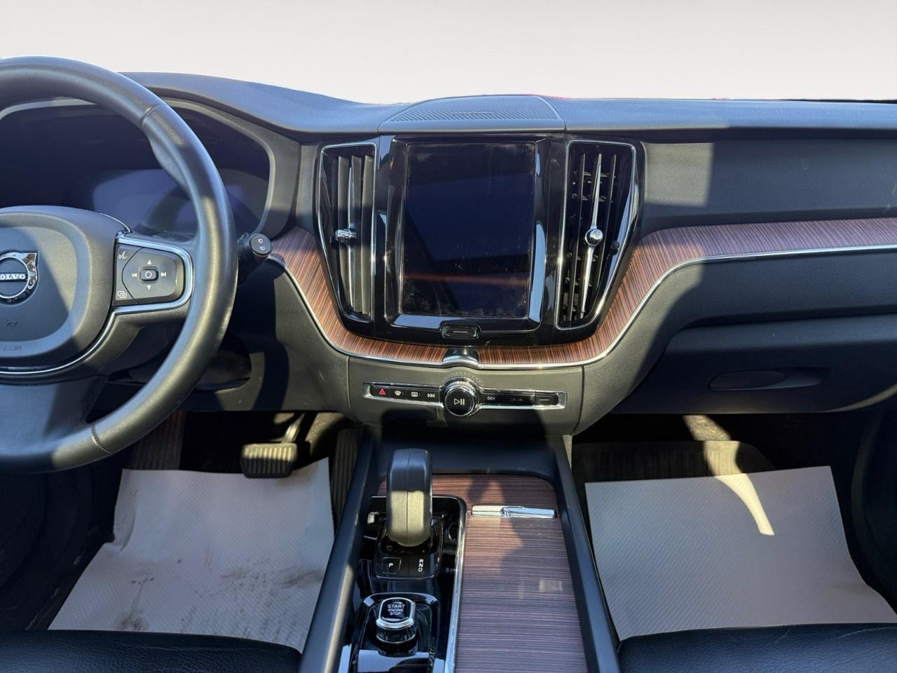 2022 Volvo XC60 B6 AWD Momentum Photo