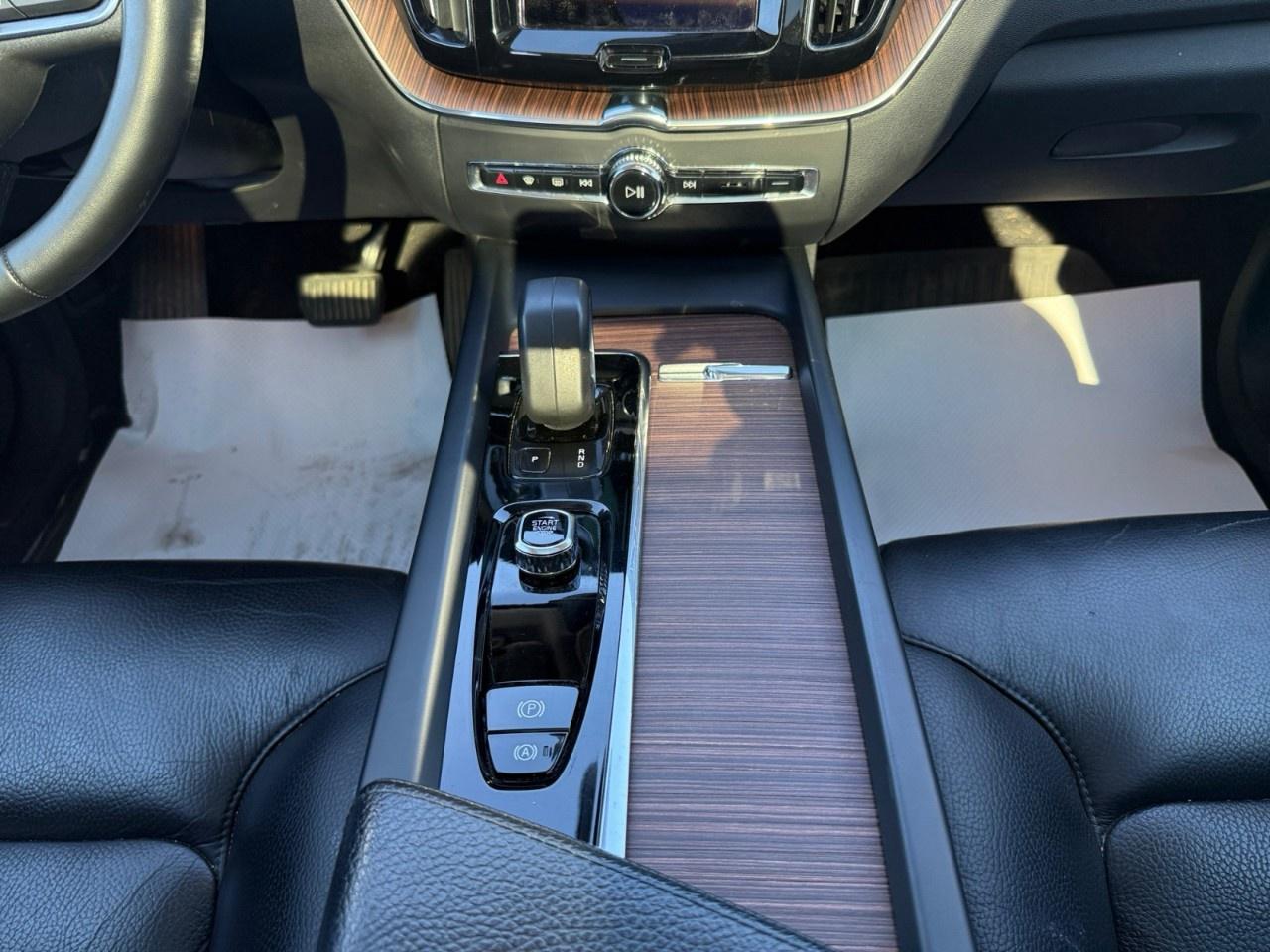 2022 Volvo XC60 B6 AWD Momentum Photo