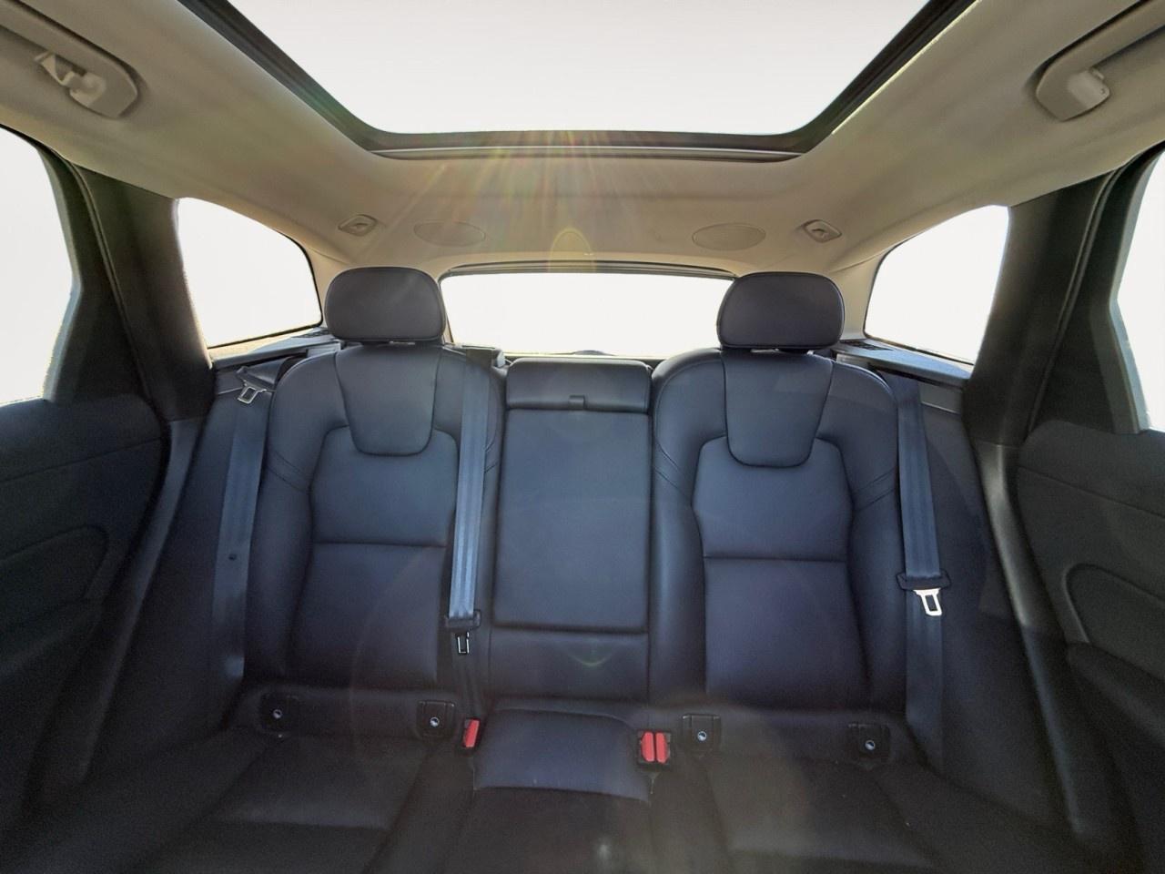 2022 Volvo XC60 B6 AWD Momentum Photo