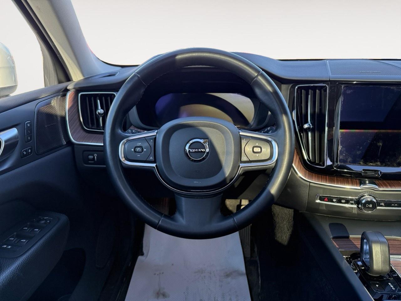 2022 Volvo XC60 B6 AWD Momentum Photo