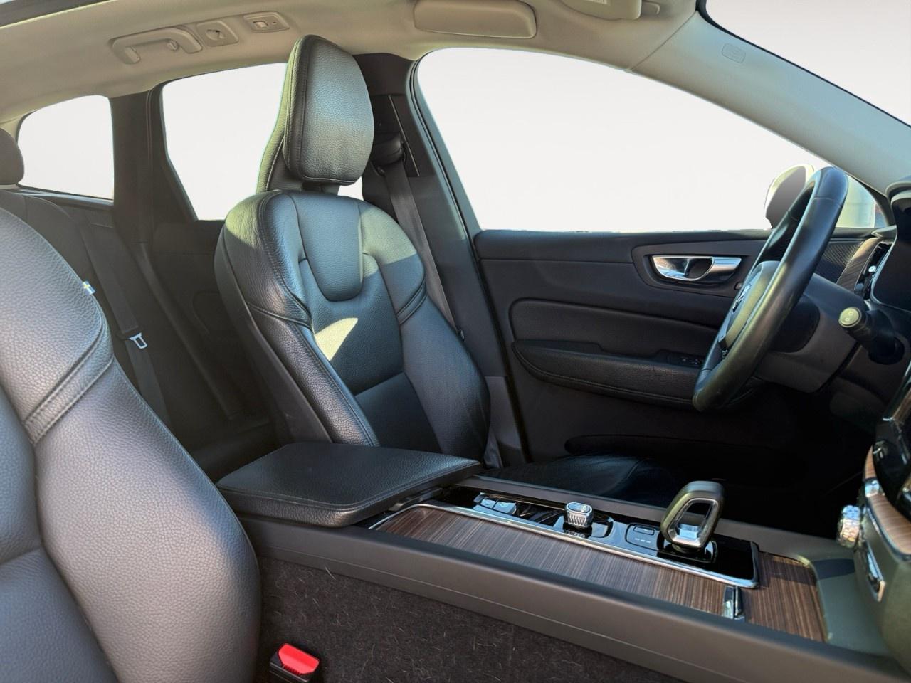 2022 Volvo XC60 B6 AWD Momentum Photo
