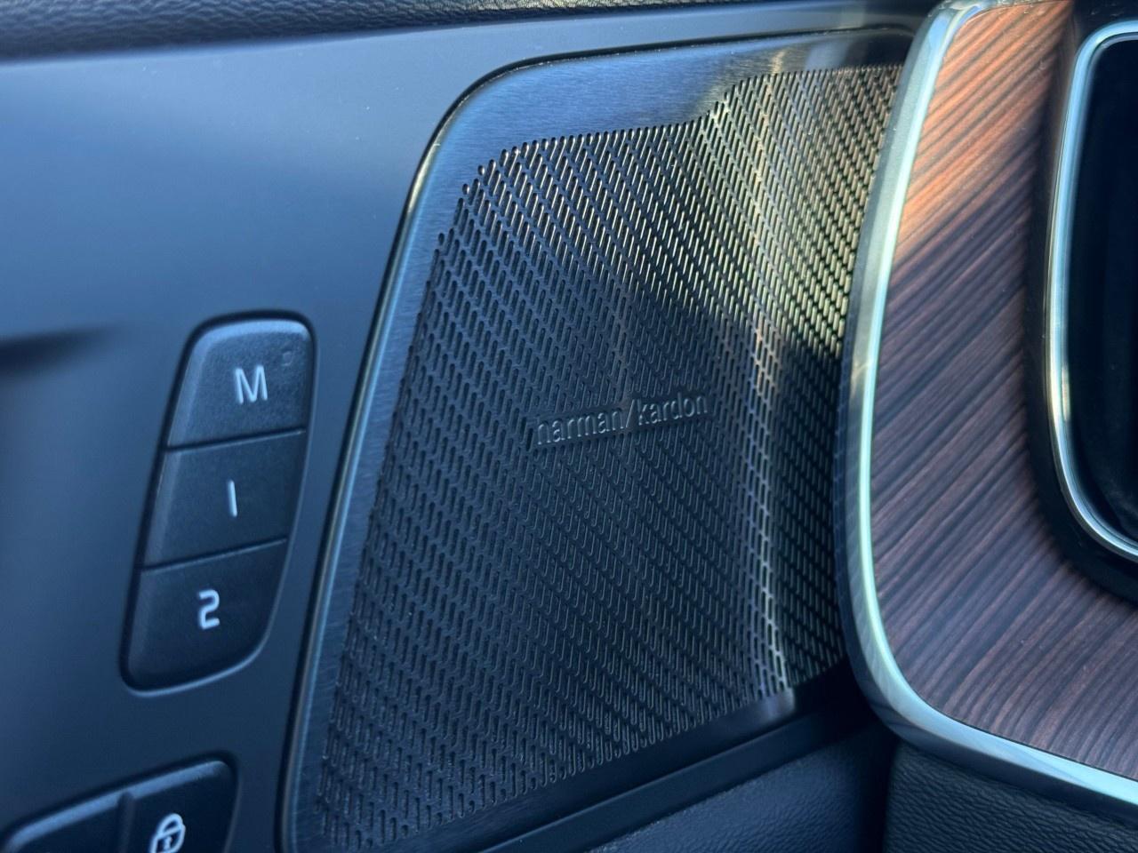 2022 Volvo XC60 B6 AWD Momentum Photo