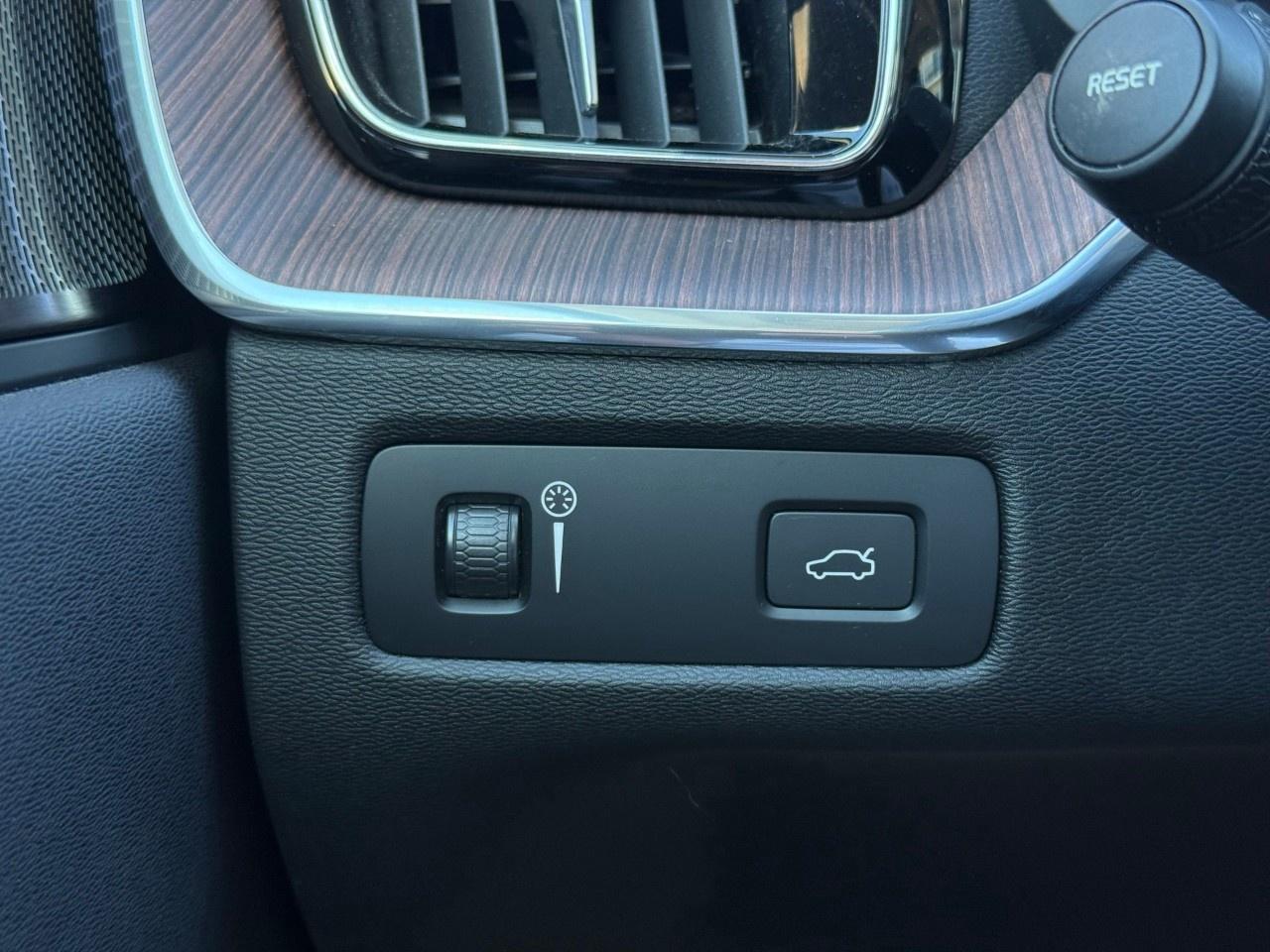 2022 Volvo XC60 B6 AWD Momentum Photo