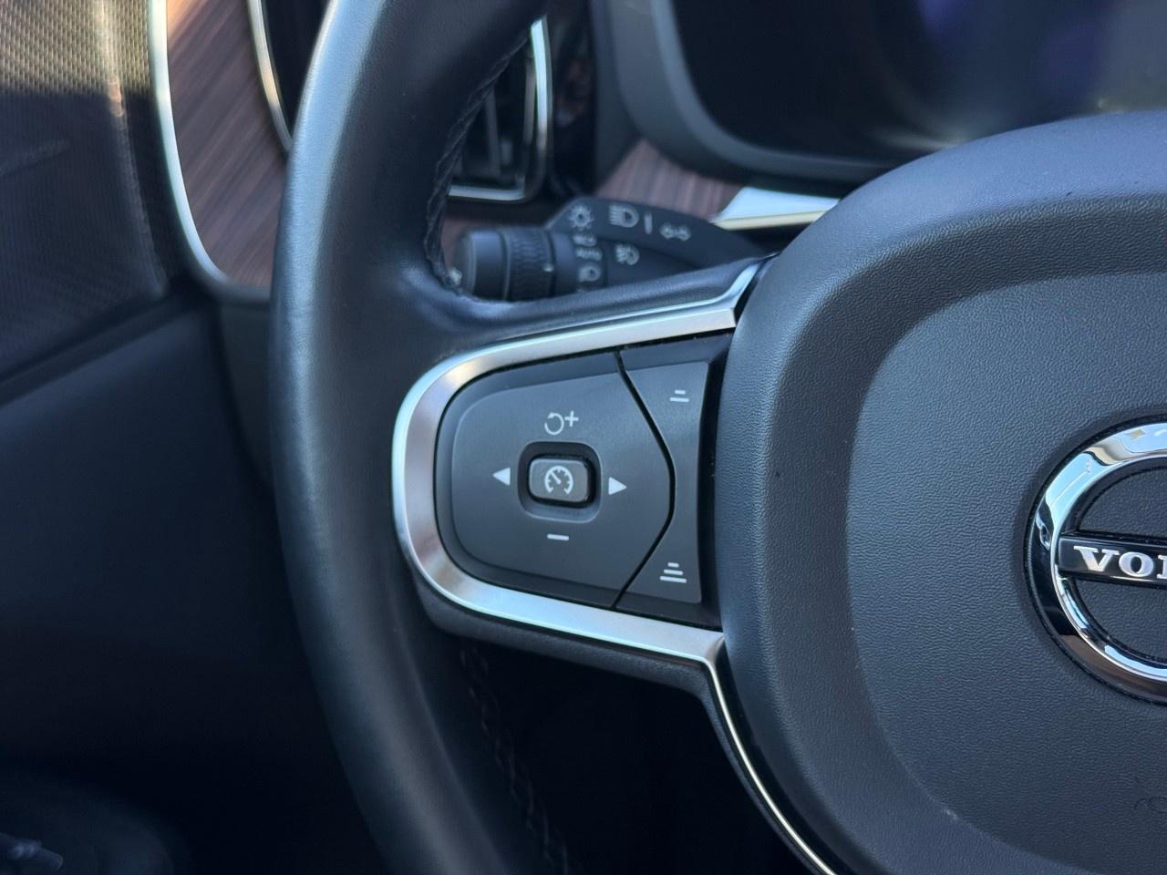 2022 Volvo XC60 B6 AWD Momentum Photo