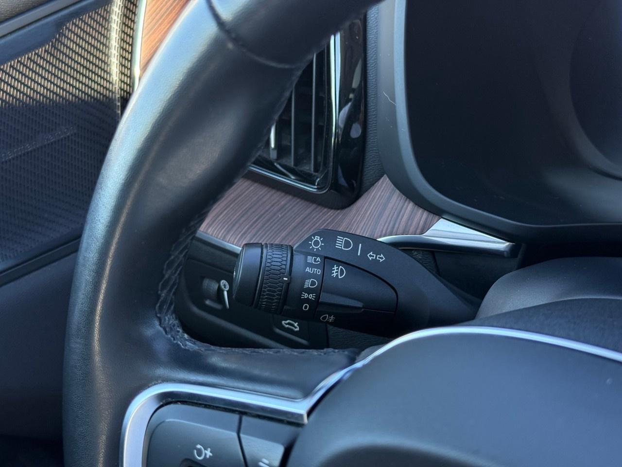 2022 Volvo XC60 B6 AWD Momentum Photo