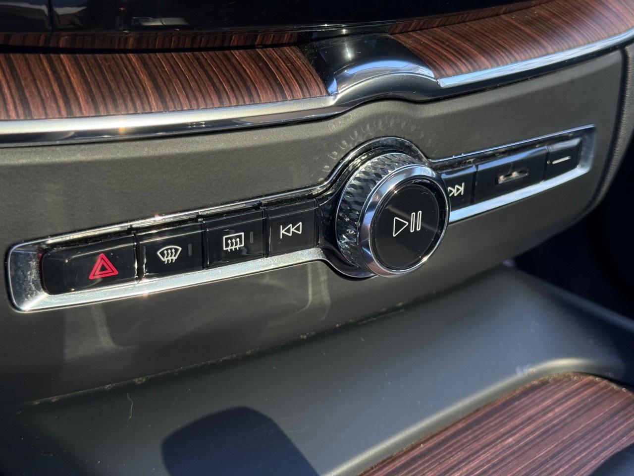 2022 Volvo XC60 B6 AWD Momentum Photo
