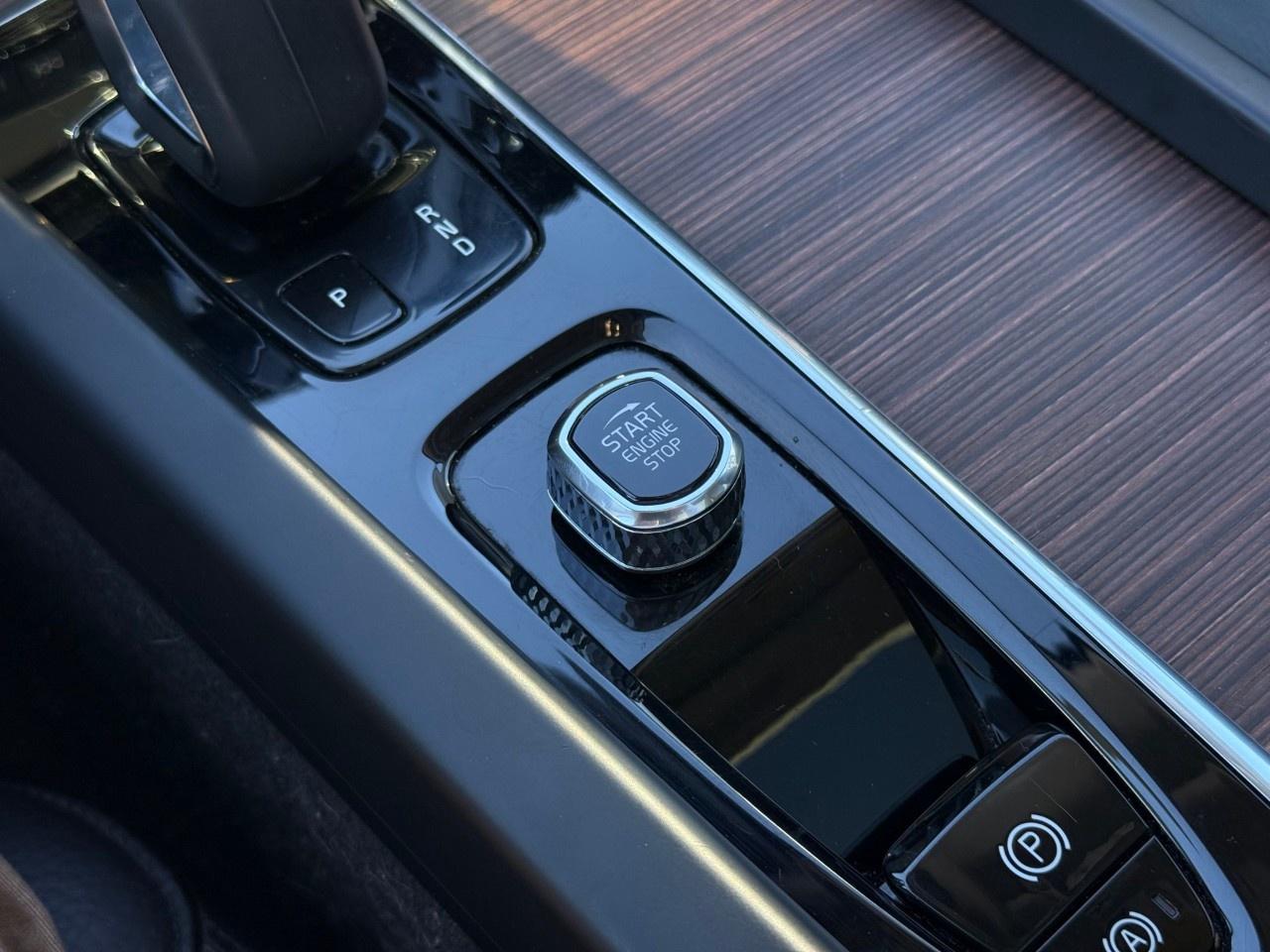 2022 Volvo XC60 B6 AWD Momentum Photo